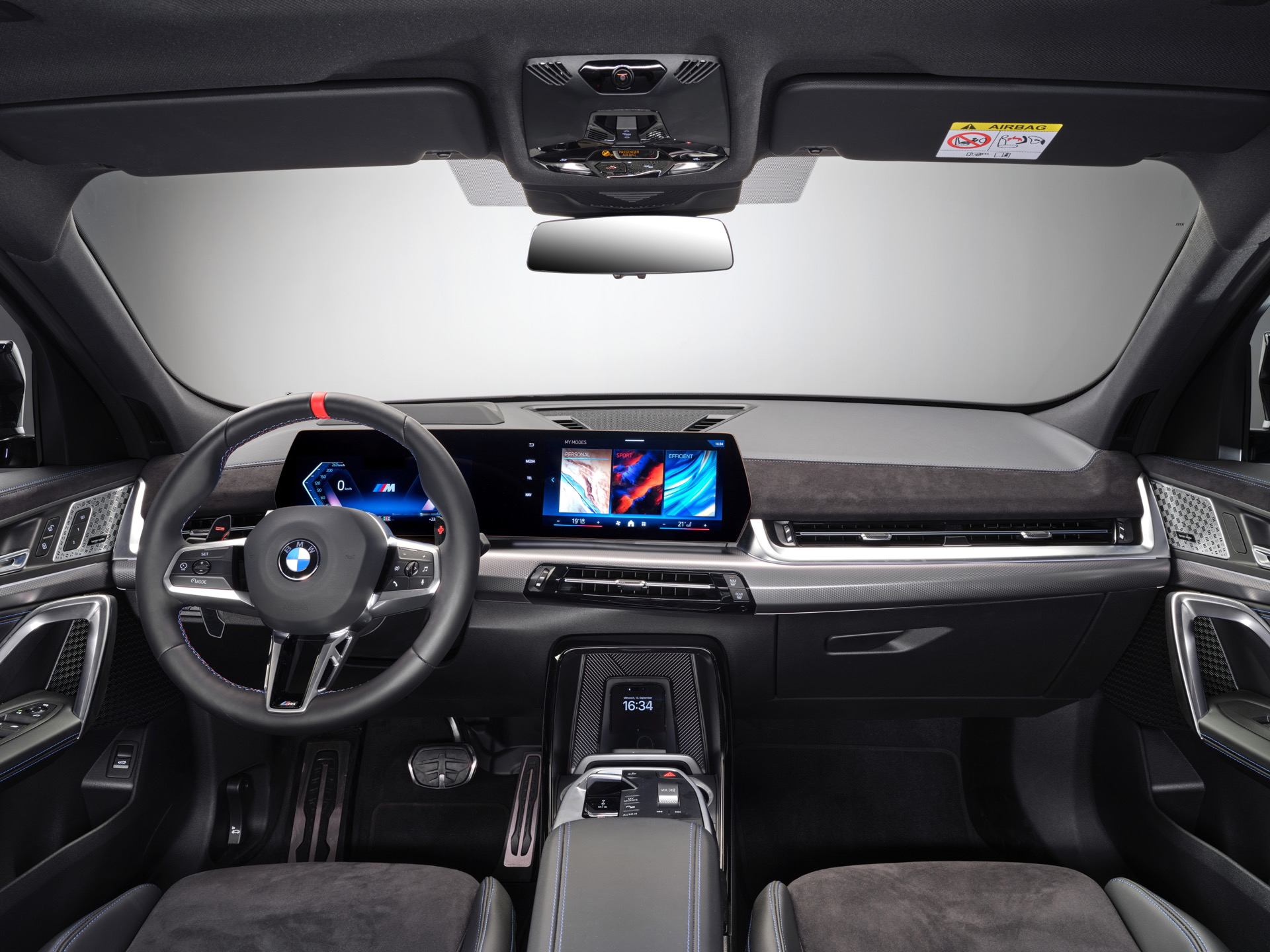 Vista del volante e instrumentación con pantalla digital del BMW X2.