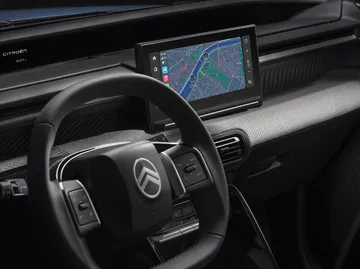 Volante multifunción y pantalla táctil del sistema de infotainment.