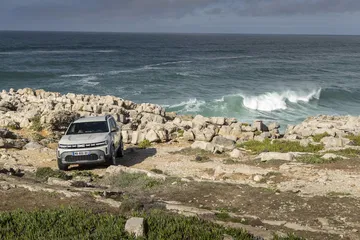 Vista del Dacia Duster explorando terrenos costeros, ejemplificando su capacidad todo terreno.