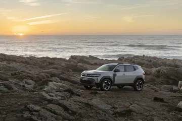 Vista de la palanca de cambios del Dacia Duster, acabado sobrio y funcional.