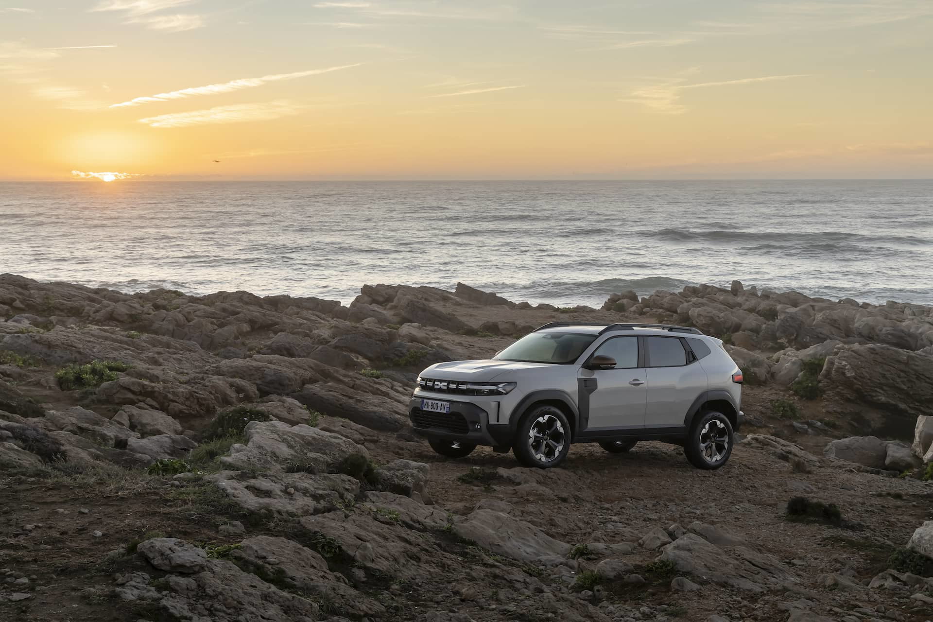 Vista de la palanca de cambios del Dacia Duster, acabado sobrio y funcional.