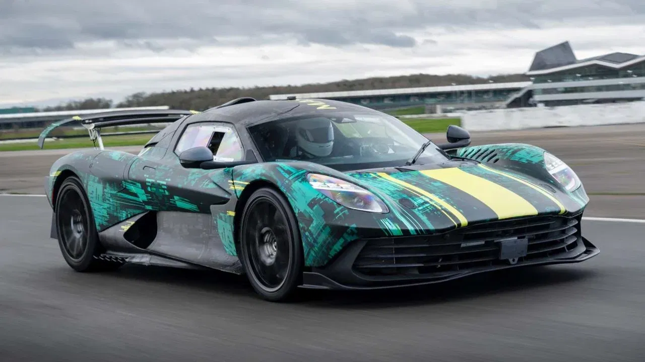 https://www.diariomotor.com/imagenes/2023/12/aston-martin-valhalla-04-1280x720.webp
