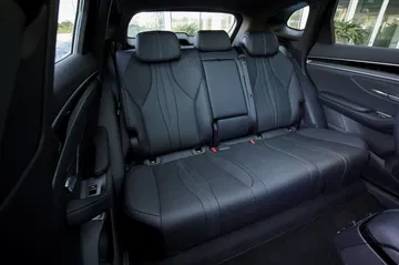 Vista de los asientos traseros del BYD Seal U, destacando su tapicería y amplitud.
