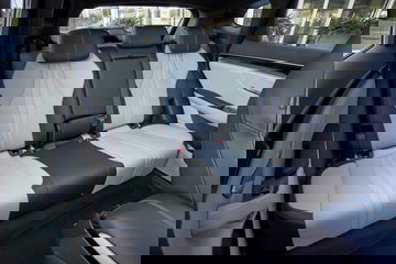 Vista de los asientos traseros del BYD Seal U mostrando su diseño y acabados.