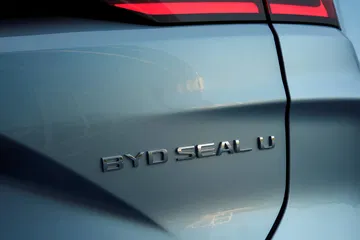 Visión cercana de la etiqueta BYD Seal U en la parte trasera del vehículo.