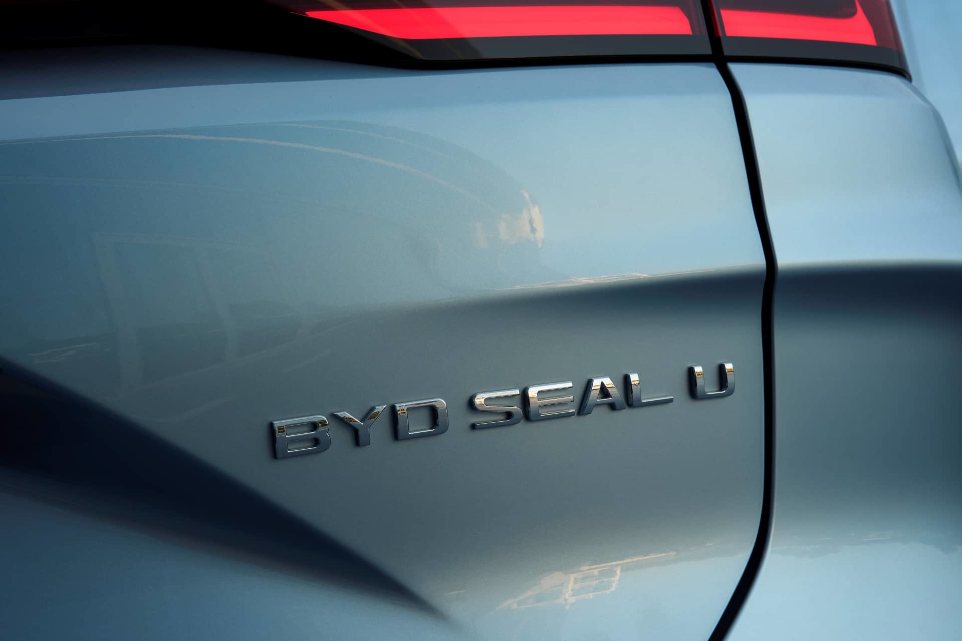 Visión cercana de la etiqueta BYD Seal U en la parte trasera del vehículo.