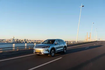 Perfil lateral del BYD Seal U en movimiento, destacando su diseño aerodinámico.