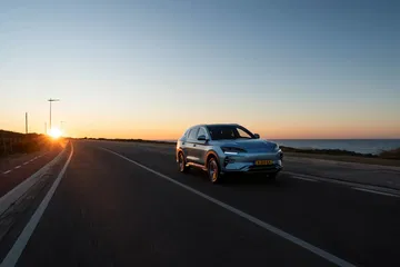 El BYD Seal U capturado en una toma lateral con la luz del atardecer de fondo.