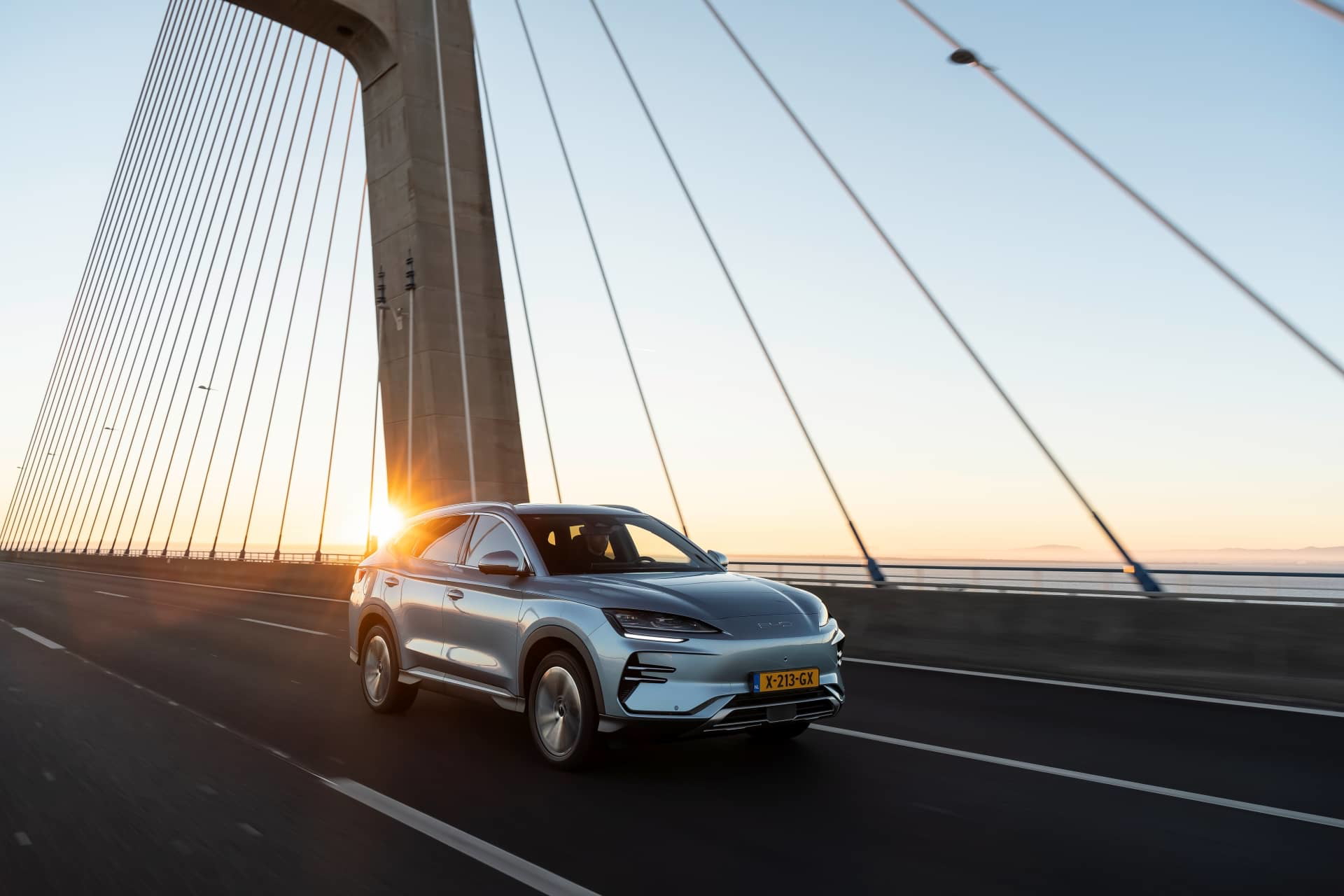 Silueta aerodinámica del BYD Seal U capturada al atardecer.