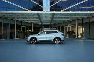 Vista lateral del BYD Seal U destacando su perfil aerodinámico