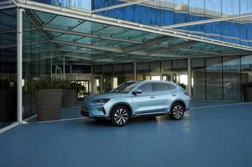 Vista lateral del BYD Seal U destacando su línea dinámica y moderna.