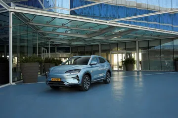 Vista lateral del BYD Seal U destacando su línea y diseño aerodinámico.
