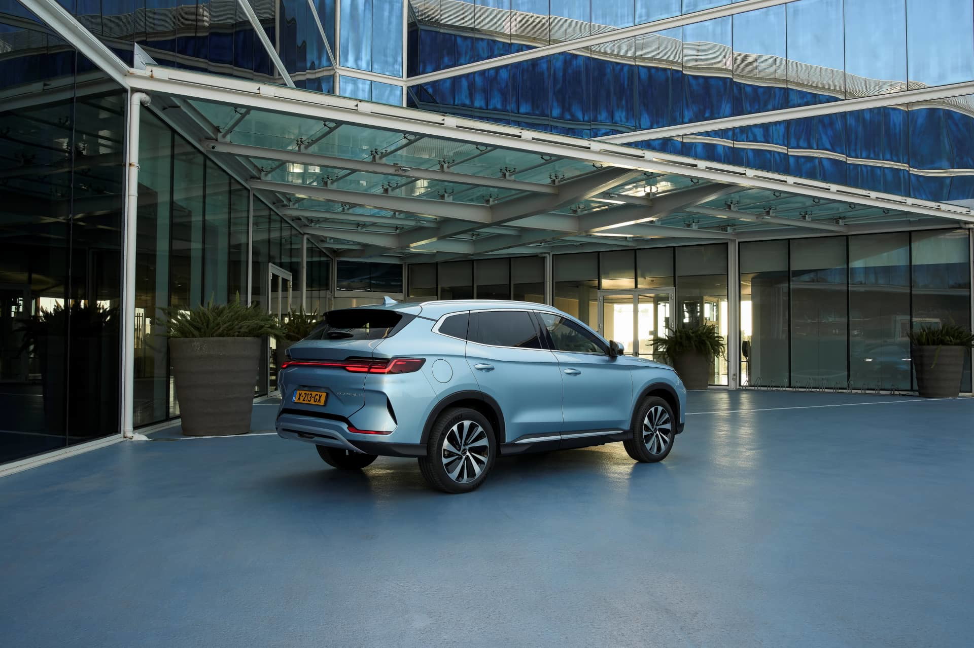 Lateral del BYD Seal U mostrando su línea aerodinámica y moderno diseño.