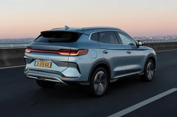 Vista trasera y lateral del BYD Seal U, destacando su diseño aerodinámico.