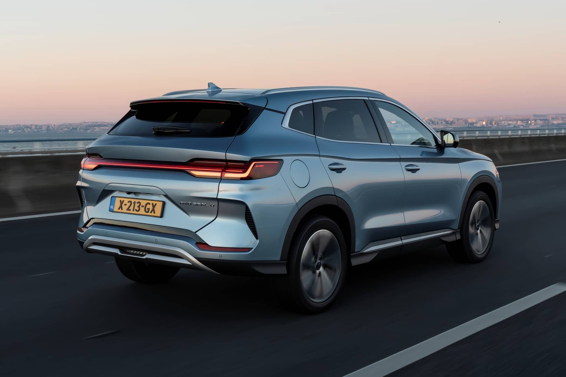 Vista trasera y lateral del BYD Seal U, destacando su diseño aerodinámico.