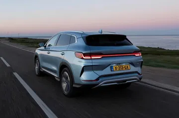 Vista dinámica del BYD Seal U mostrando su diseño contemporáneo.