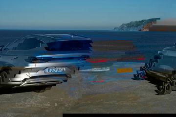 Contraste elegante de la trasera del BYD Seal U junto al mar.