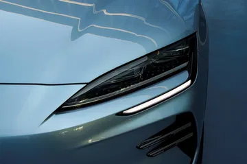 Vista cercana de la óptica delantera del BYD Seal U, destacando su diseño distintivo.