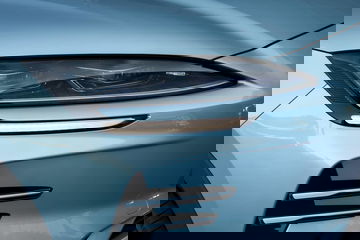 Vista cercana del faro delantero del BYD Seal U, destacando su diseño y tecnología LED.