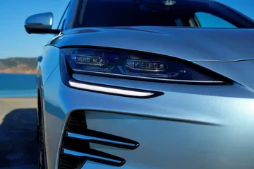 Vista cercana de la parte delantera del BYD Seal U destacando su diseño de luces y parrilla.