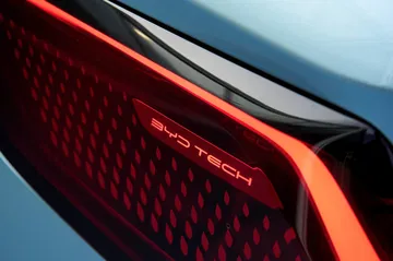Vista cercana de la luz trasera del BYD Seal U destacando su diseño y tecnología LED