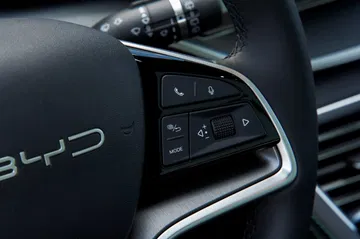 Mandos multifunción integrados en el volante del BYD Seal U.