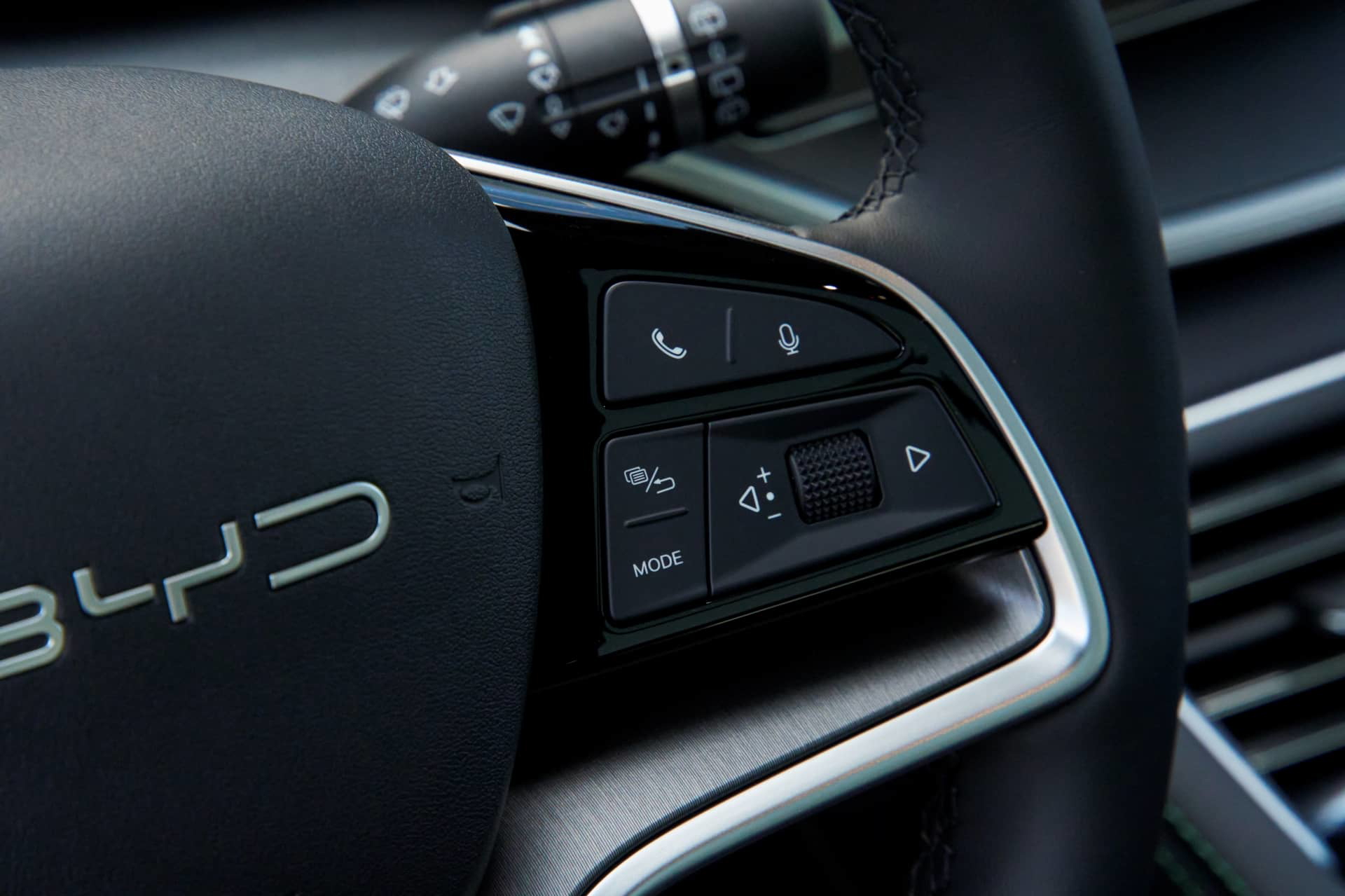 Mandos multifunción integrados en el volante del BYD Seal U.
