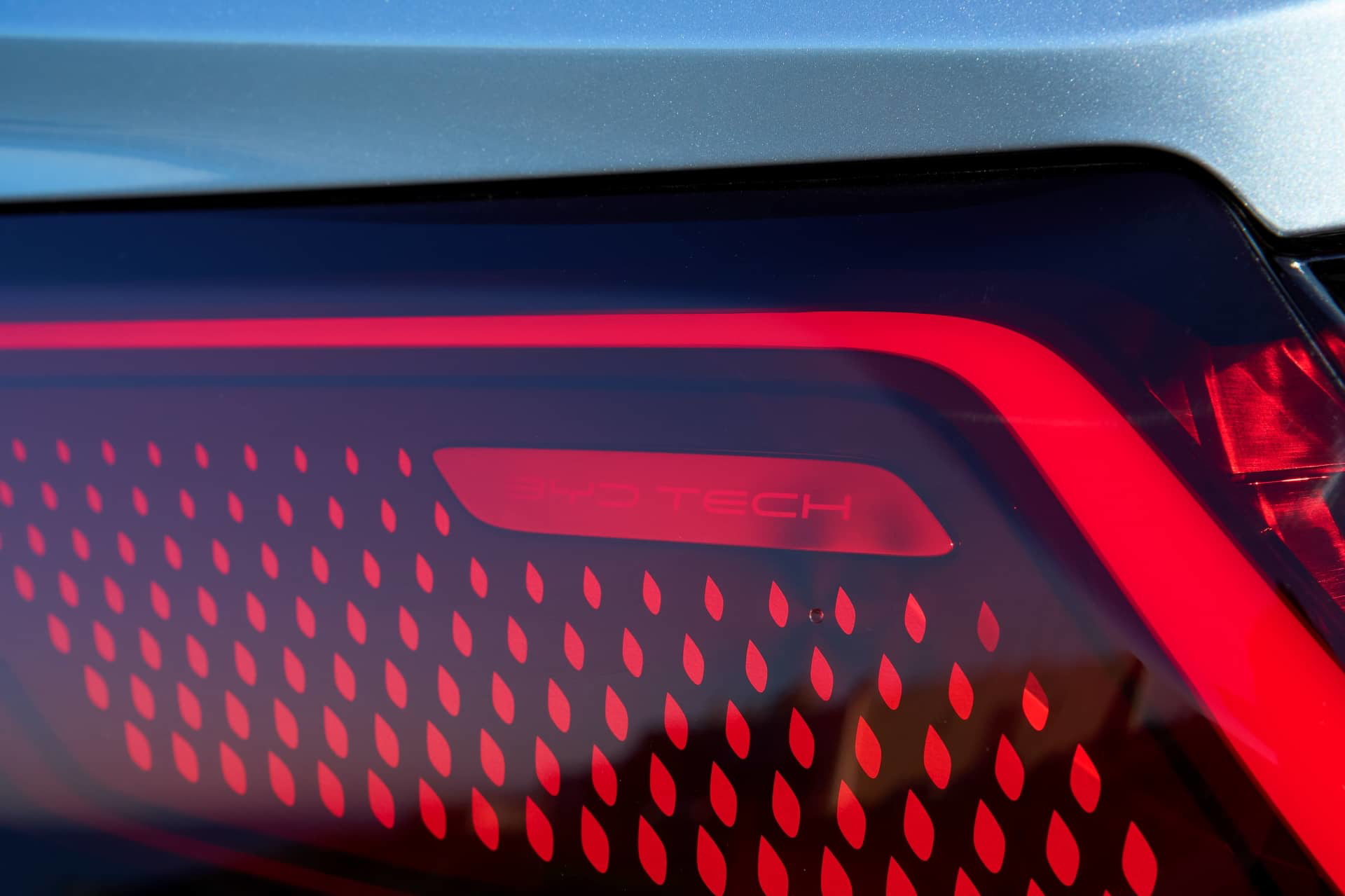 Vista de la pantalla de instrumentos del BYD Seal U con acabados de alta calidad.