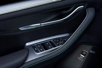 Vista del detalle de ajustes de asiento en puerta de BYD Seal U.