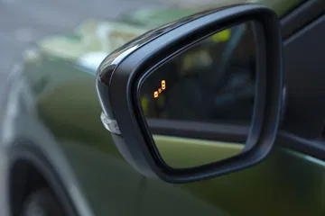 Detalle del espejo retrovisor con intermitente integrado.