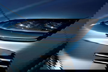 Vista cercana del faro delantero del BYD Seal U, destacando su diseño y tecnología LED.