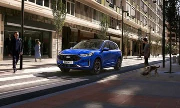 Ford Kuga en azul dinámico capturado en entorno urbano.