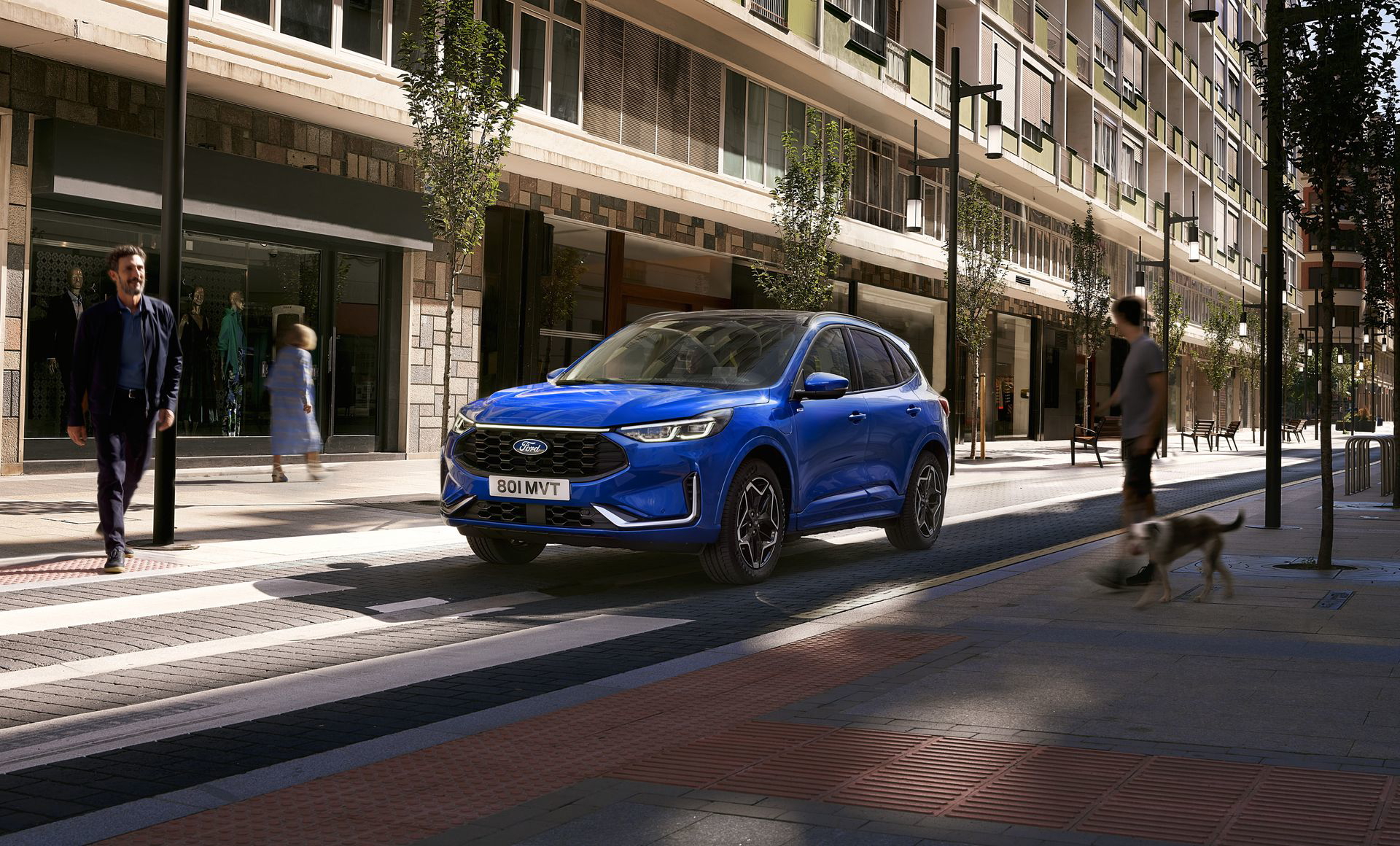 Ford Kuga en azul dinámico capturado en entorno urbano.