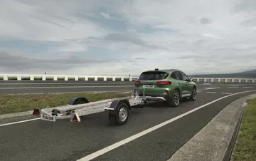 Vista dinámica lateral del Ford Kuga en carretera, subrayando su perfil aerodinámico.