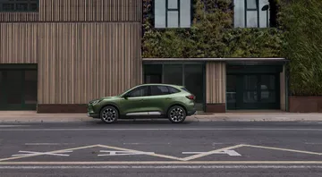 Vista lateral del Ford Kuga aparcado en entorno urbano