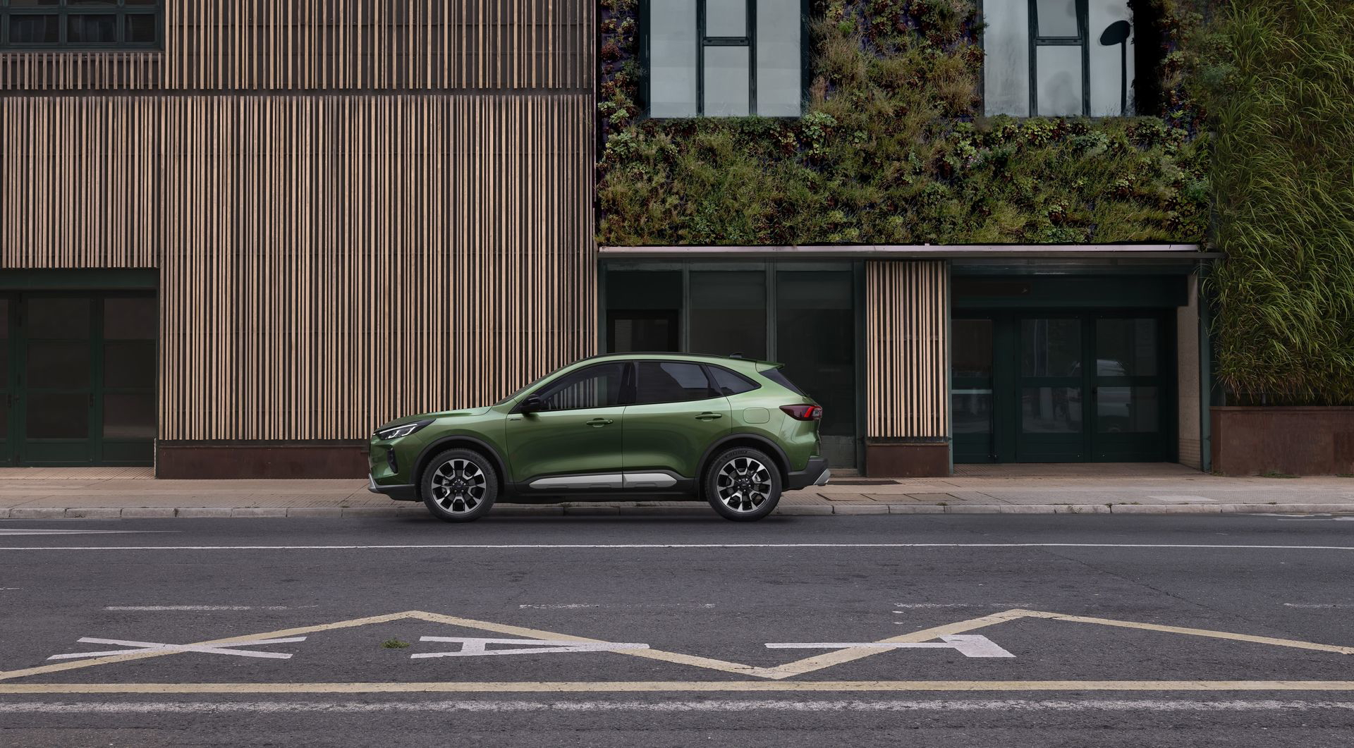 Vista lateral del Ford Kuga aparcado en entorno urbano
