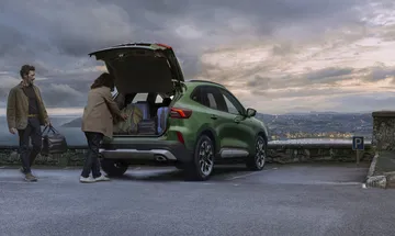 Vista trasera y lateral del Ford Kuga, destacando su diseño y funcionalidad del maletero.
