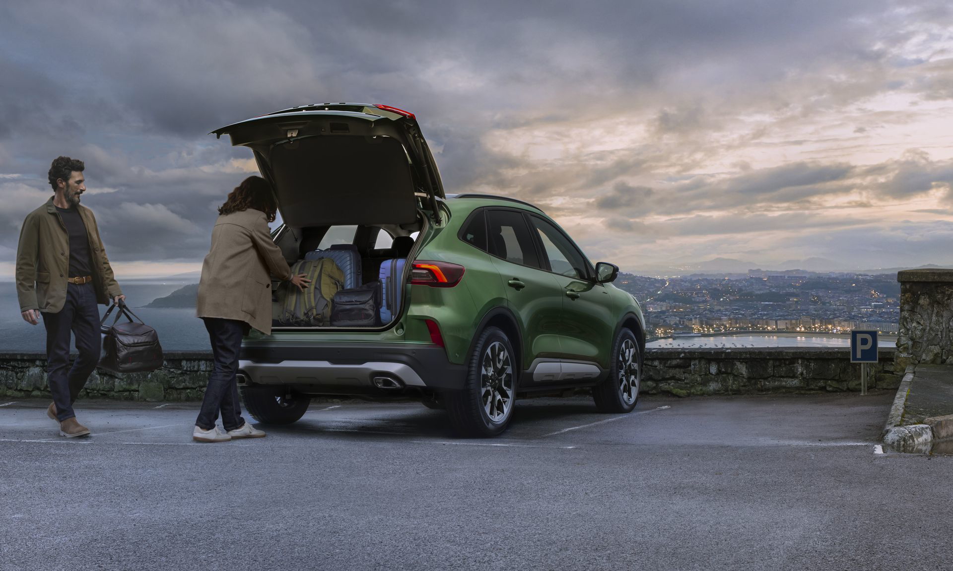 Vista trasera y lateral del Ford Kuga, destacando su diseño y funcionalidad del maletero.