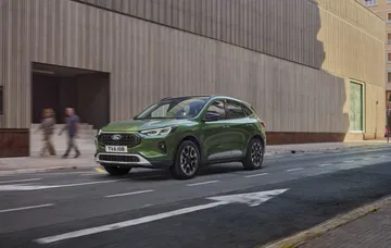 Vista lateral del Ford Kuga, destacando su diseño en ambiente urbano