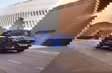 Vista angular del Ford Kuga que muestra su diseño frontal y lateral.