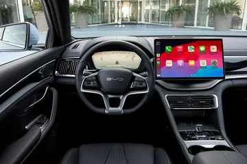 Vista del habitáculo, resaltando pantalla central táctil y volante multifuncional.