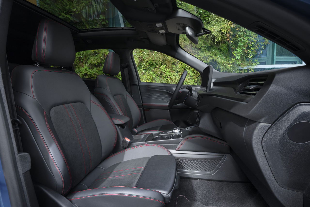 Vista del habitáculo delantero del Ford Kuga, destacando comodidad y diseño.