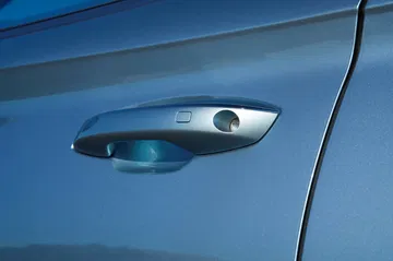 Vista cercana de la manija de la puerta del BYD Seal U, diseño ergonómico.