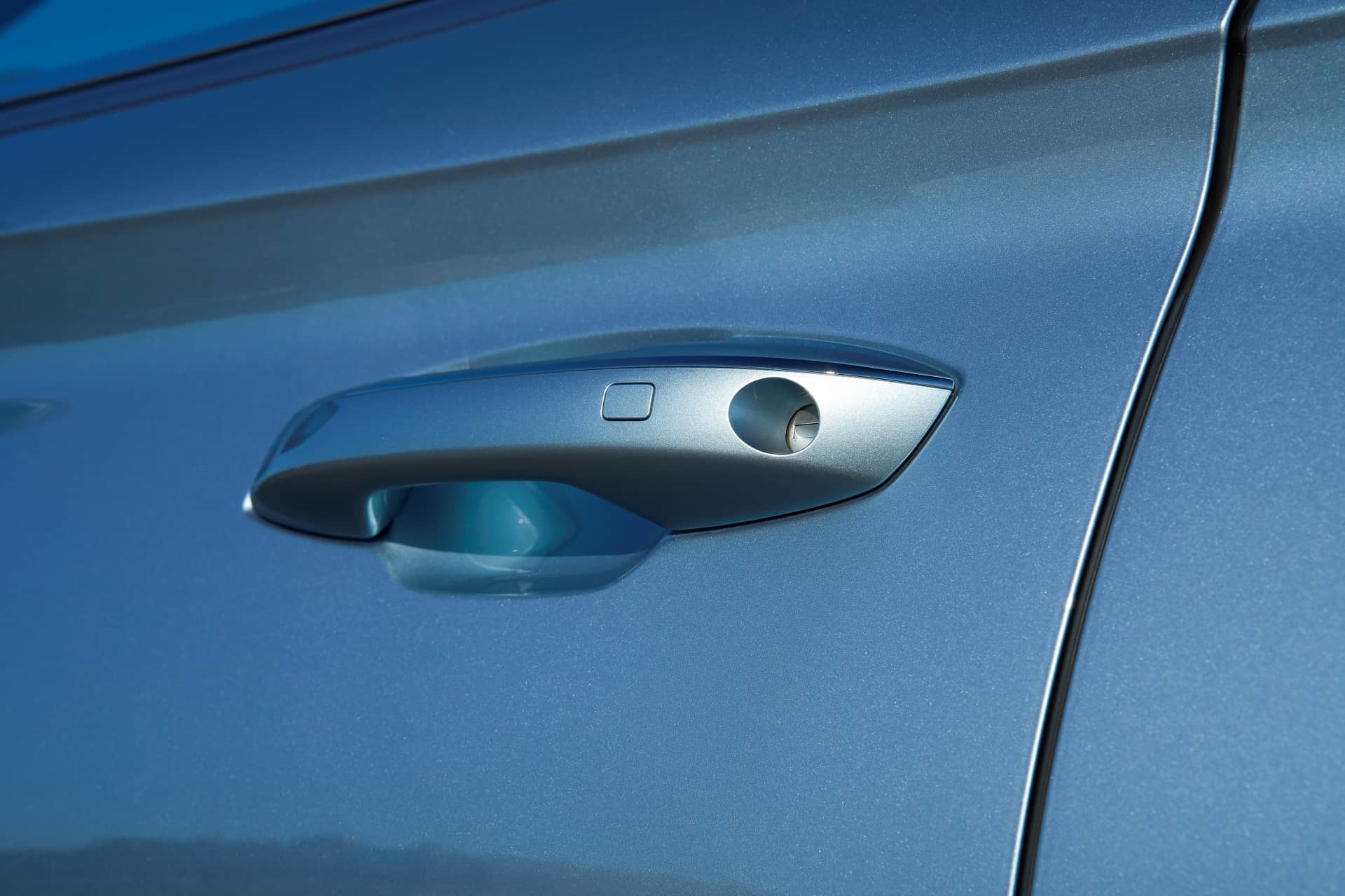 Vista cercana de la manija de la puerta del BYD Seal U, diseño ergonómico.