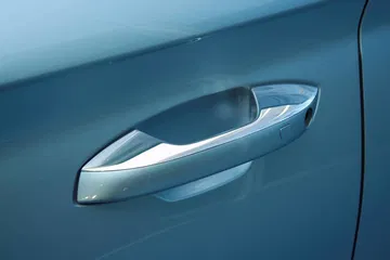 Manija de puerta integrada en la carrocería para mayor aerodinámica.