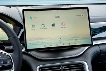 Vista de la pantalla digital del BYD Seal U, mostrando la interfaz de usuario.