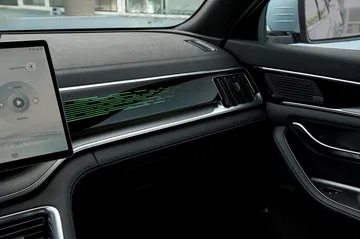 Vista del diseño moderno del tablero del BYD Seal U con pantalla integrada.