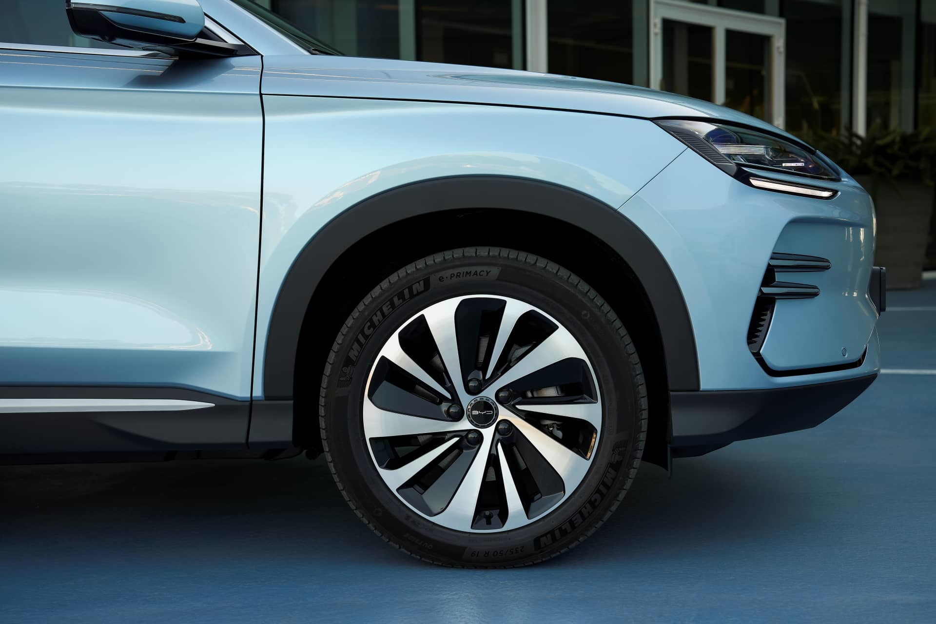Llantas de diseño aerodinámico que resaltan la estética lateral del BYD Seal U.