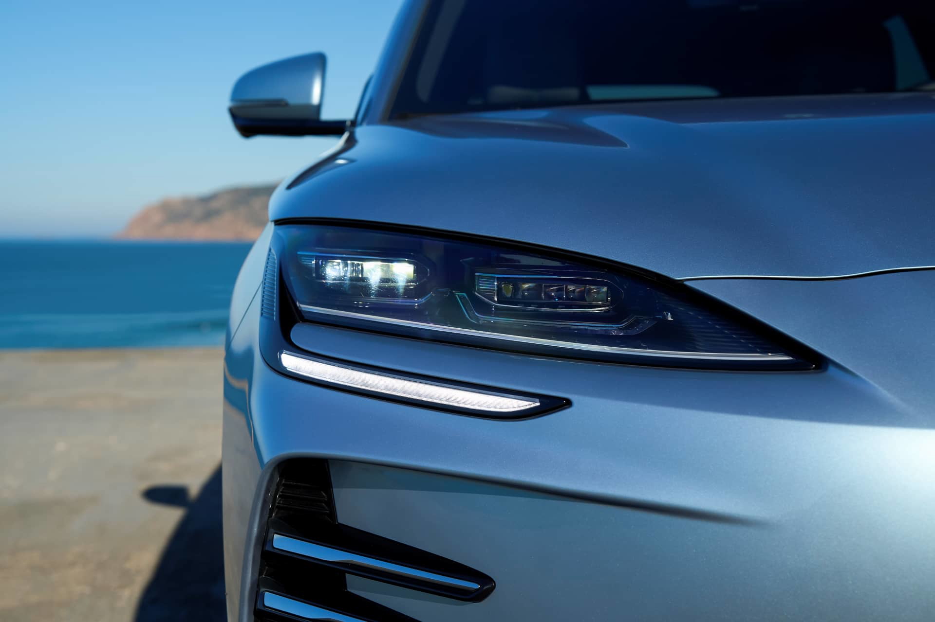 Vista enfocando el faro LED y la línea dinámica del BYD Seal U.