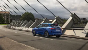 Perfil del Ford Kuga destacando su diseño aerodinámico y líneas modernas.